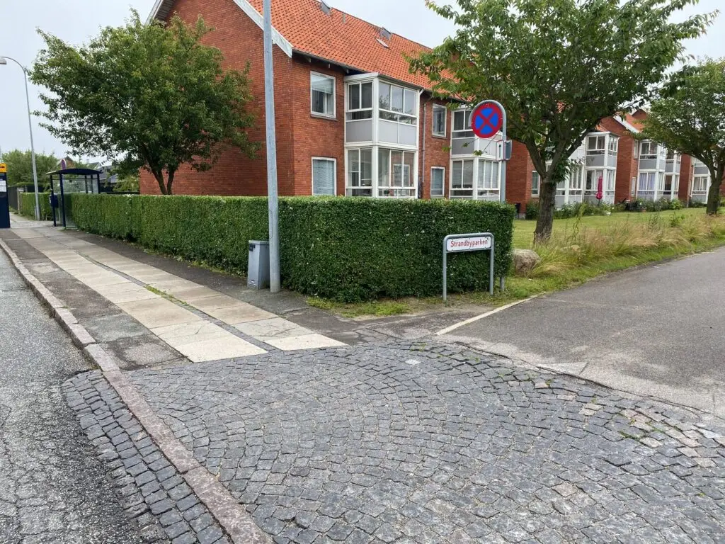 Politiet undersøgte brosten ved Strandbyparken efter skud i Hvidovre