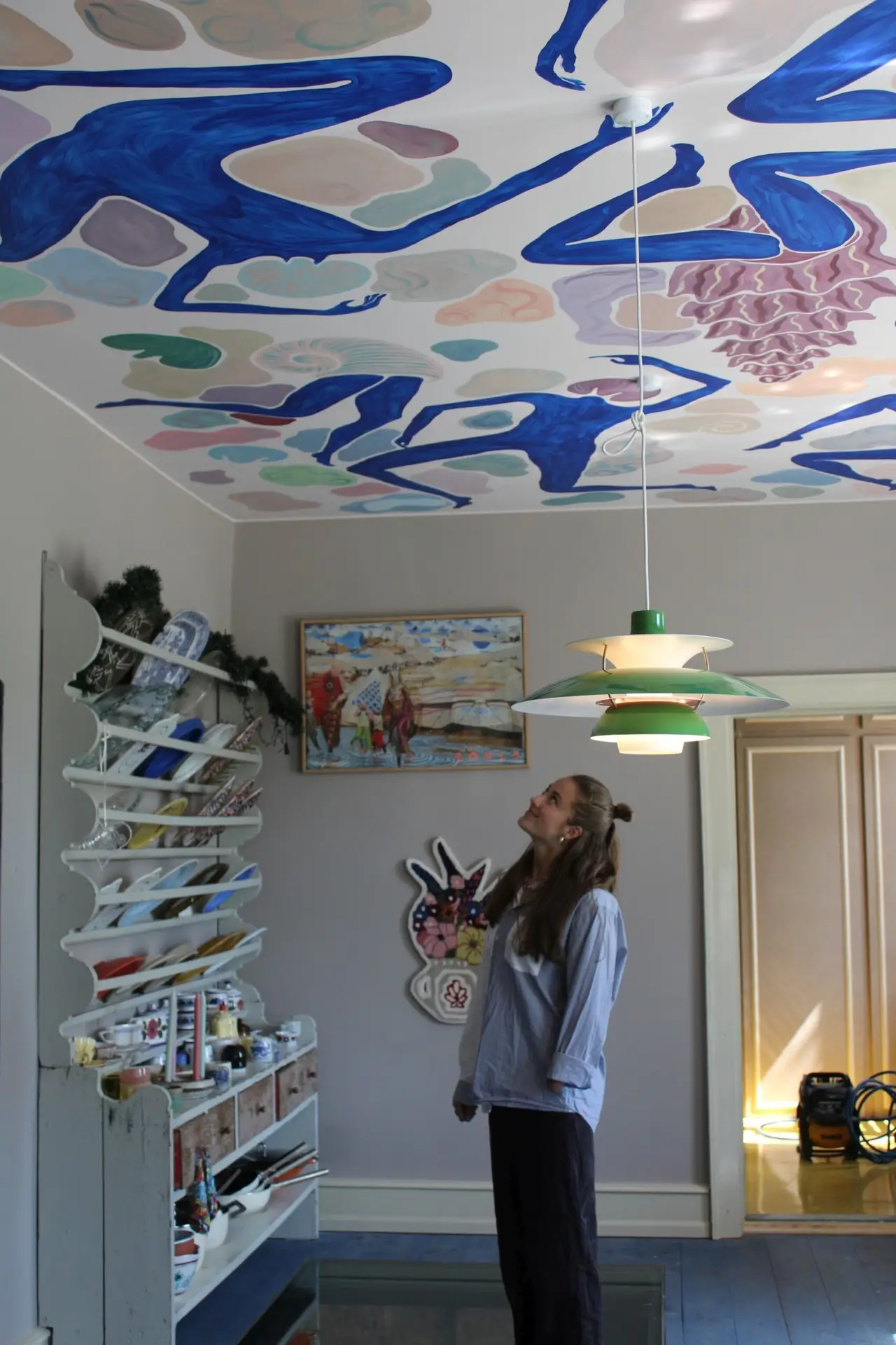 Bjørk Nørremark udsmykker Sofie Lindes loft på Langeland i udsendelse på TV 2