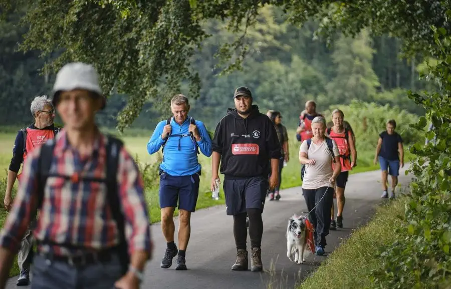 March for Ensomhed på tur gennem skoven med Patrick Cakirli i front.