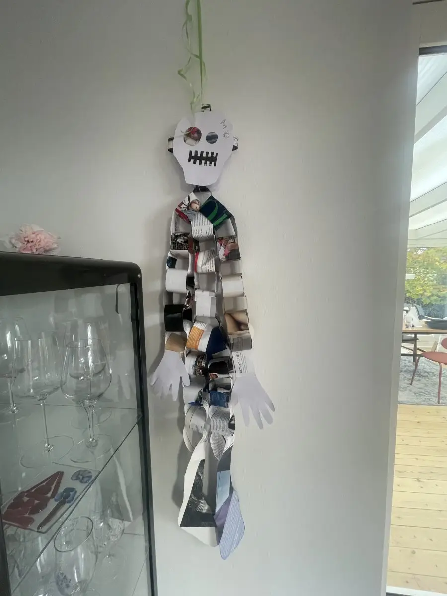 Mio har lavet et skelet af sig selv til Halloween