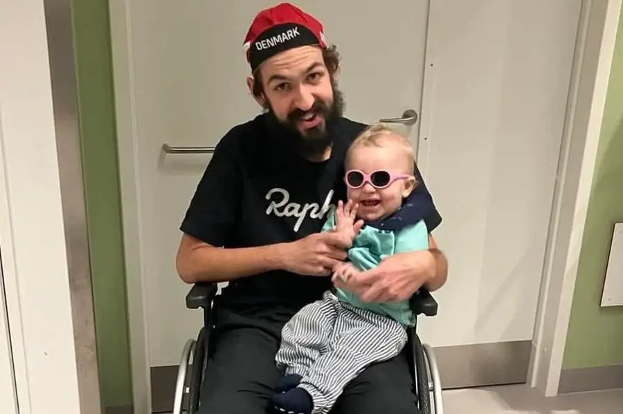 Carl Magnus Lotz Rosenberg på hospitalet med sin søn