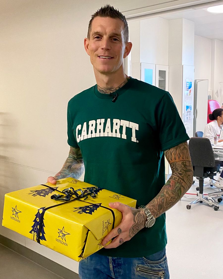Daniel Agger dele julegaver ud på Hvidovre Hospital