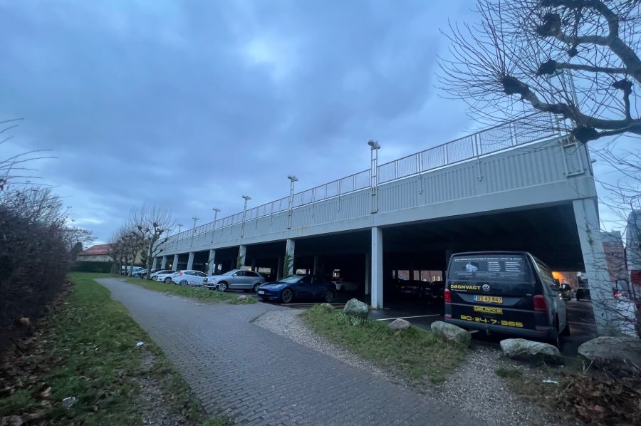 Parkeringshus i Hvidovre C set fra parken