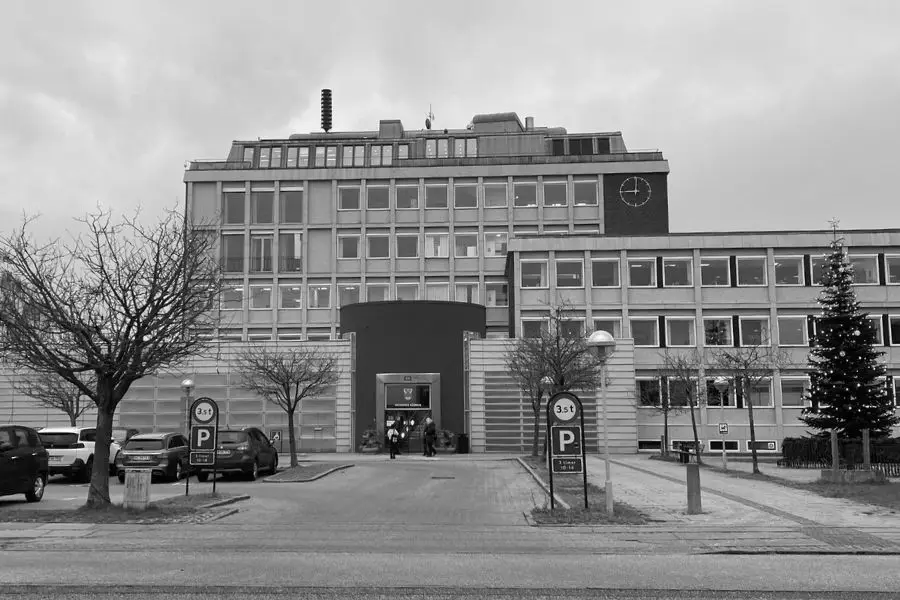 Hvidovre Rådhus i sort/hvid om vinteren