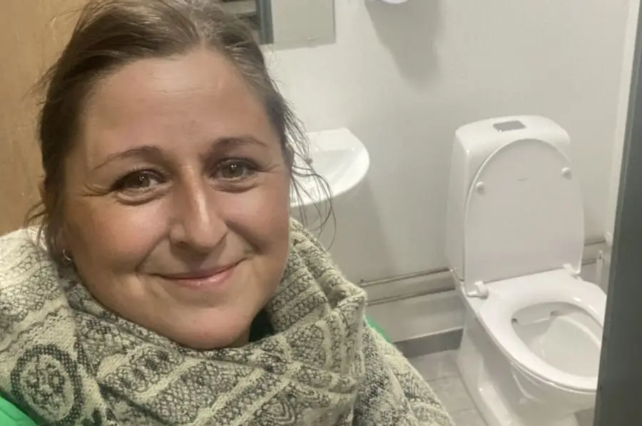 Maria Avnskjold foran nyt toilet på Langhøjskolen
