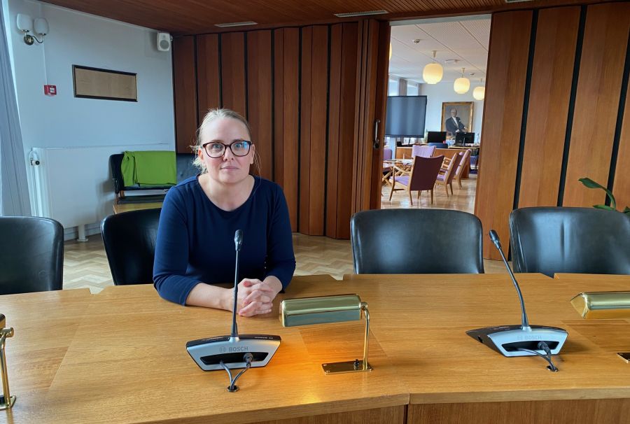 Sara Benzon i byrådssalen i Hvidovre