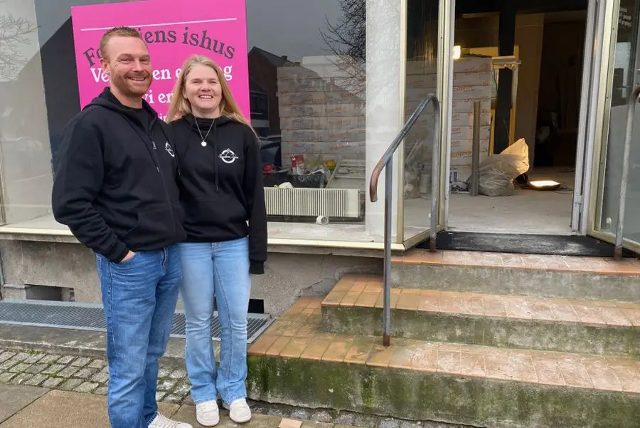 Anders og Mette foran Familiens ishus på Hvidovre Torv
