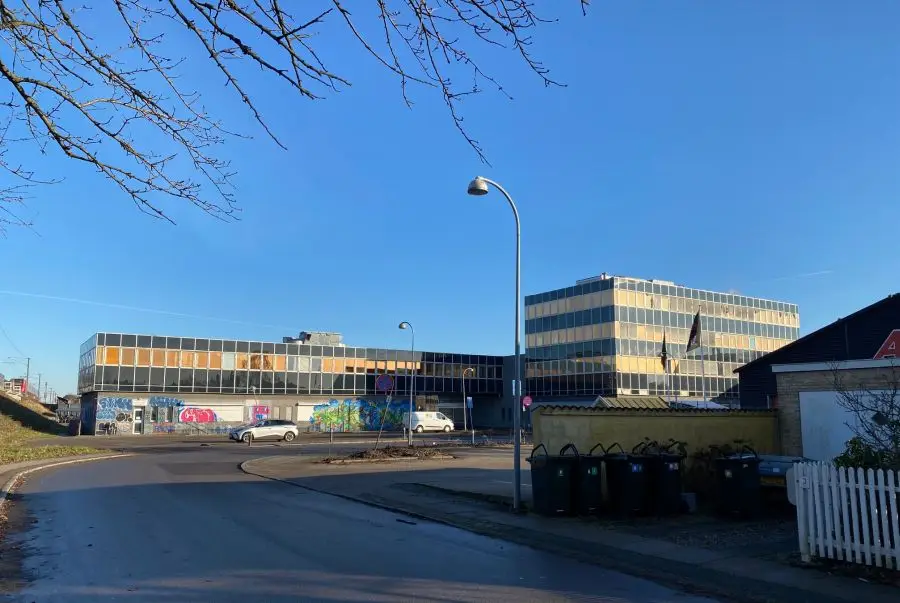 "Bagsiden" af Netto-hjørnet i Hvidovre vender op mod banen ved Ajax Allé