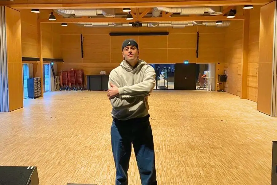 Adel the Second, Oliver Adelborg, er fra Hvidovre og med til finalen i Melodi Grand Prix 2025