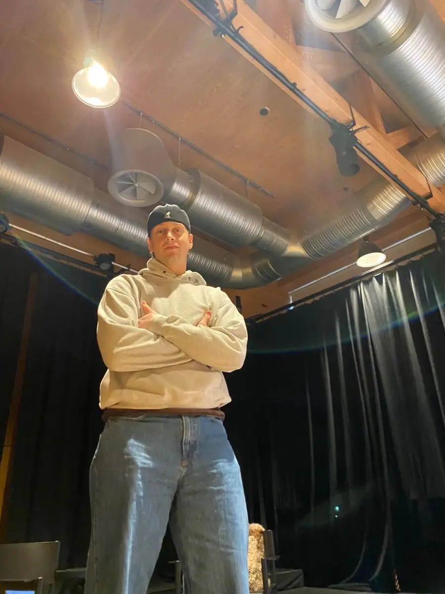 Adel the Second på scenen i Kulturhus Risbjerggaard i Hvidovre inden Melodi Grand Prix 2025