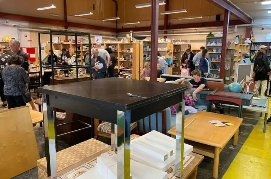 Genbrugshallen i Hvidovre sælger en masse brugte ting