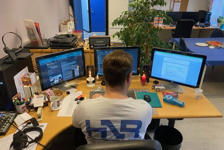 Hvidovre Nærradios Per Schreiber bag tre skærme som stationsleder