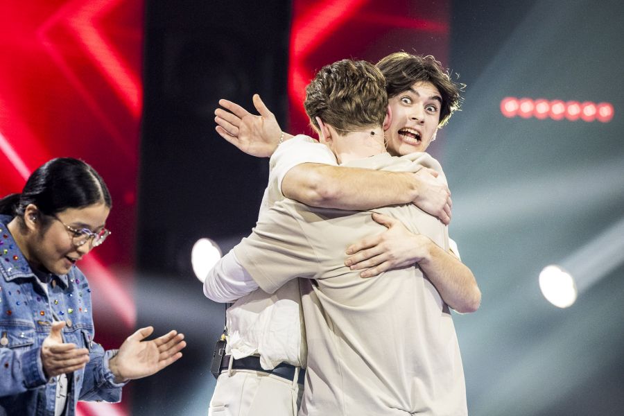 Viktor Balsløv omfavner Elias Crone Wichmann under X Factor 2025