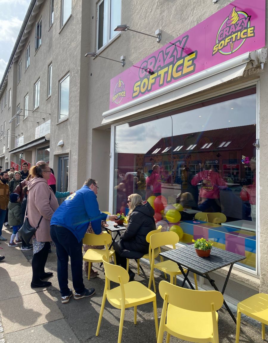 Hvidovre Nærradio har frivillige, der her er til åbningen af Crazy Softice