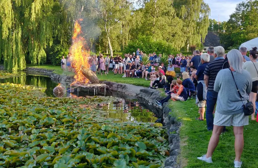 Sankt Hans ved gadekæret i Avedøre Landsby