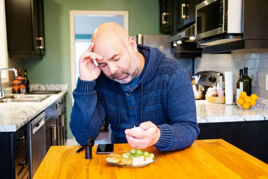 Mand ser nedtrykt ud