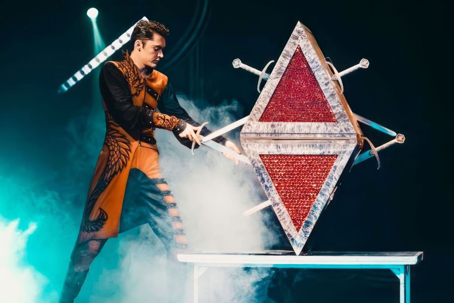 Cirkus Arena, Christofer Eotvos, magi