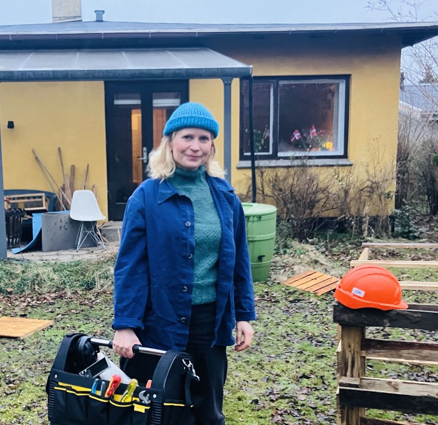Louise Heebøll ved huset i Hvidovre