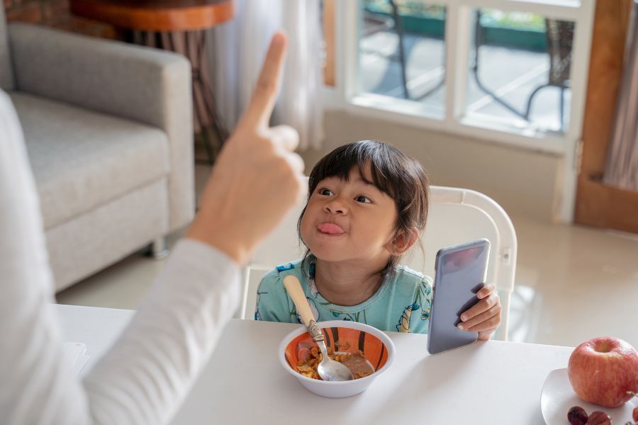 Barn rækker tunge på grund af mindre skærmtid