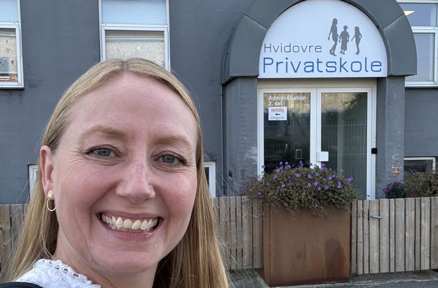 Tina Cartey Hansen foran Hvidovre Privatskole