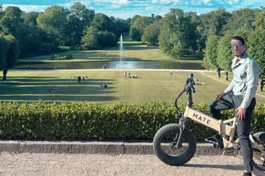 Amir Hamza Gbaz Albideri på sin MATE-cykel