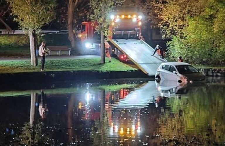 Bil i gadekær i Aveødre