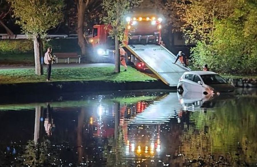 Bil i gadekær i Aveødre