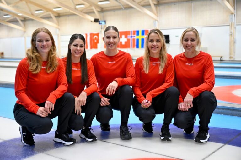 Fem kvinder curling