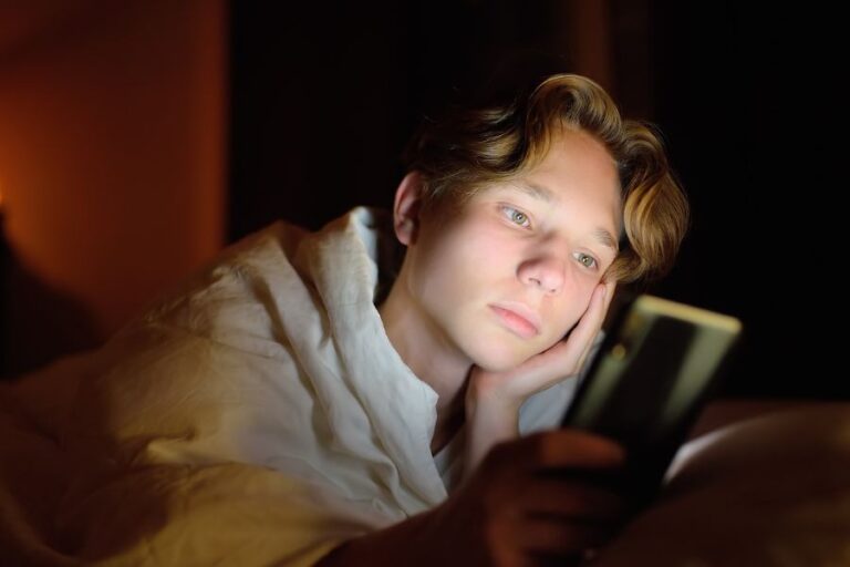 Dreng ser på telefon