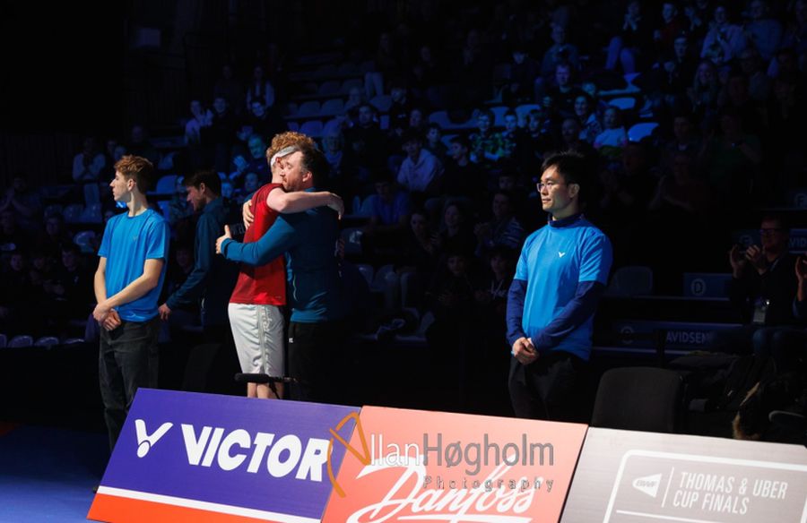 Kristoffer Kolding krammer træner Niclas Nøhr