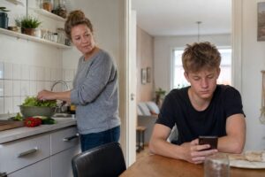 Mor og teenager i køkken