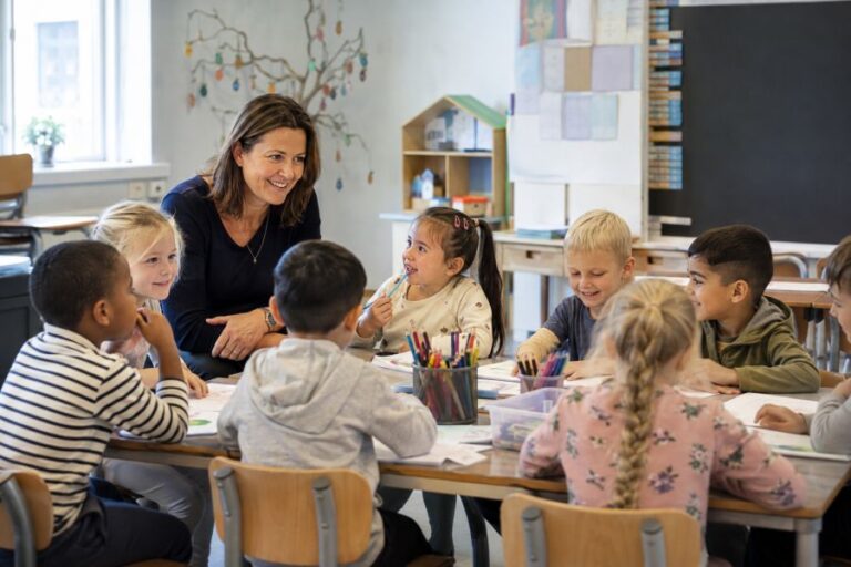 Børnehaveklasse med lærer, skabt af AI