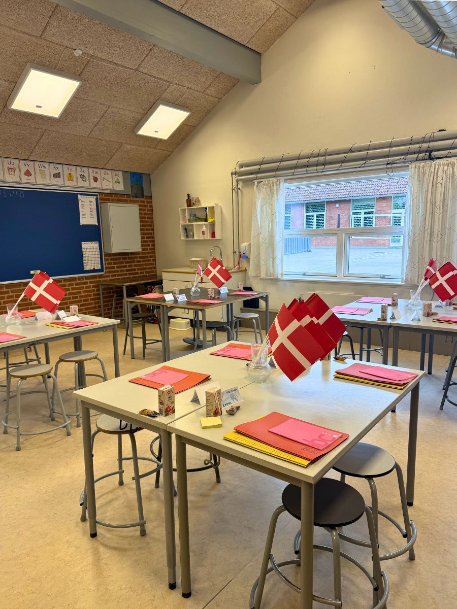 Klasselokale på Avedøre Skole med flag