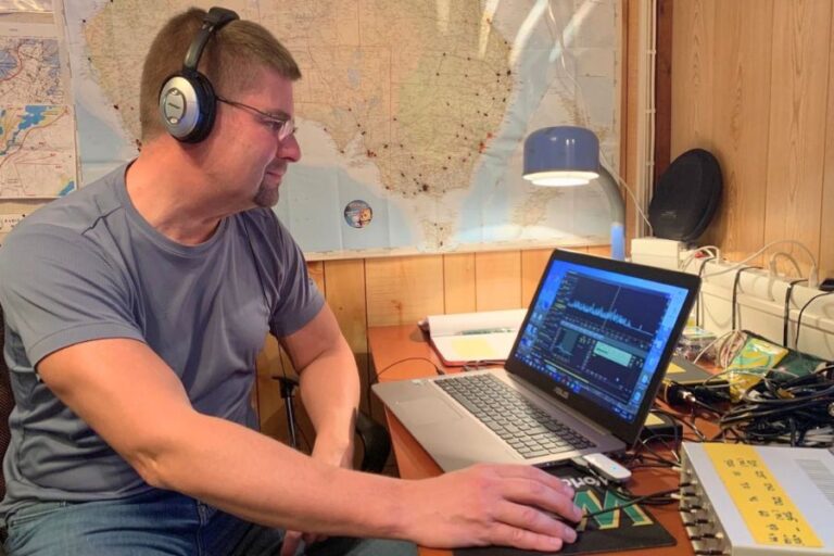 Jim Solatie, radioamatør, ved computer
