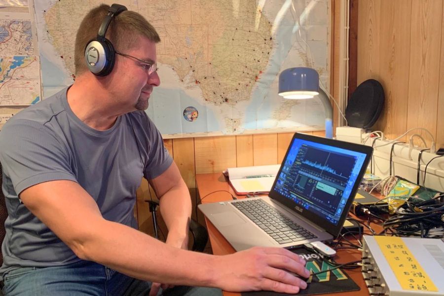 Jim Solatie, radioamatør, ved computer
