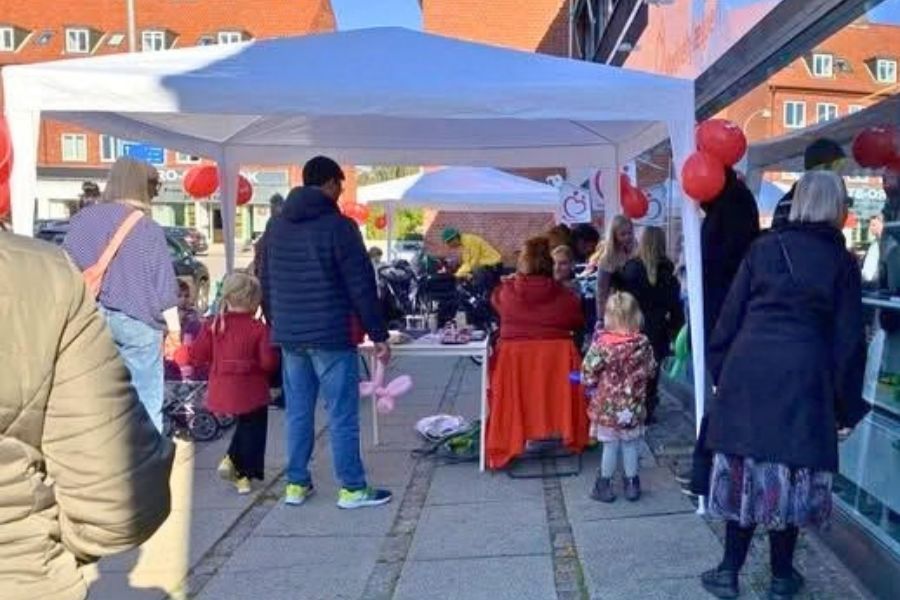 Mennesker foran butik