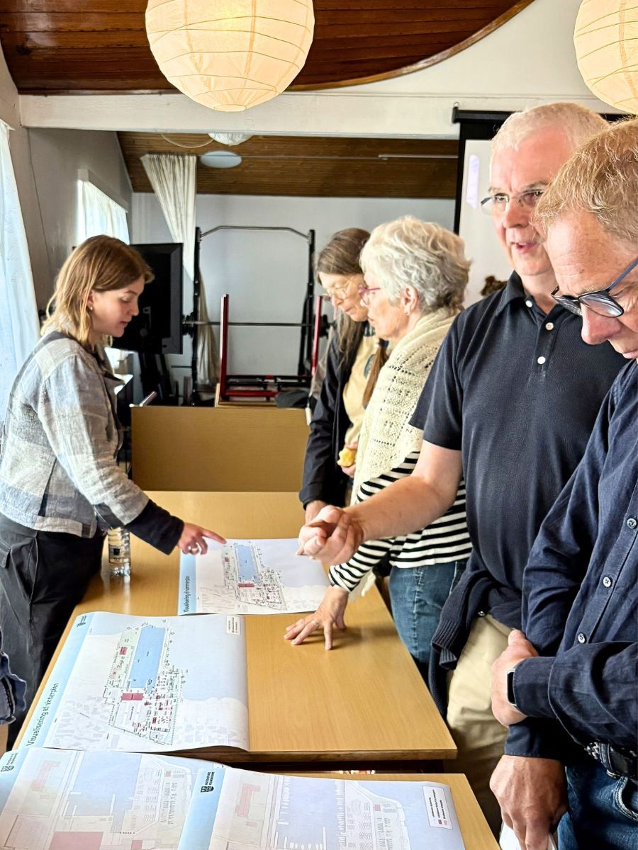 Ældre mennesker til borgermøde